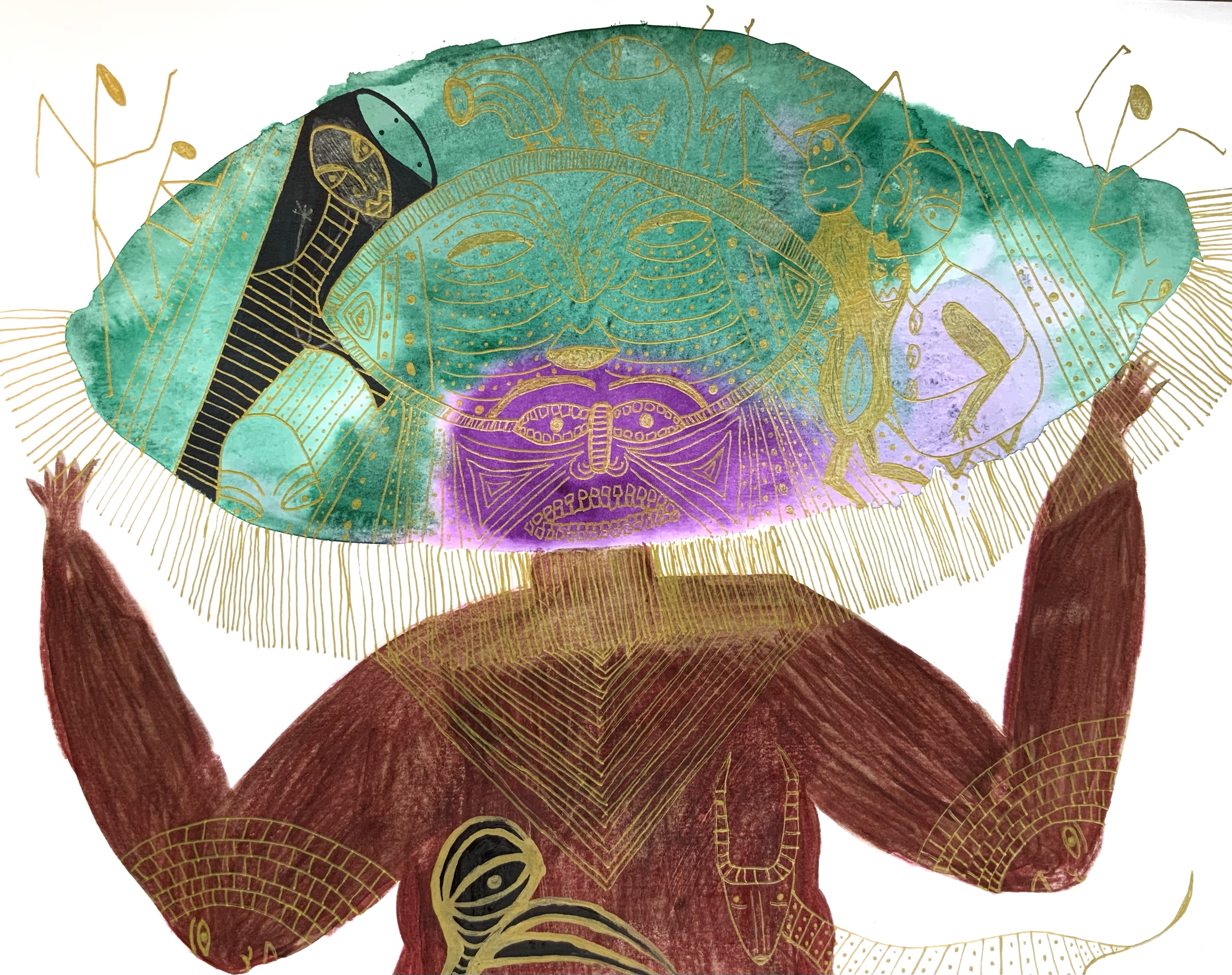 Le dessin à l'aquarelle montre une personne noire à la peau foncée avec les bras levés et un énorme masque violet et vert. Le masque a des volants en or et il y a un collier en or et des détails sur le corps et le visage. Les détails dorés sur le masque montrent différents visages et personnages, les détails sur le corps montrent un oiseau et une gazelle comme un animal, ainsi que d'autres visages sur les coudes.